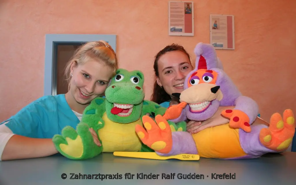 Zwei Mitarbeiterinnen der Zahnarztpraxis für Kinder Krefeld mit kindgerechten Handpuppen